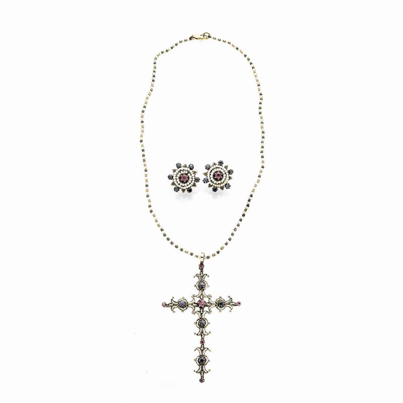 Collana e paio di orecchini a clips in oro a basso titolo, microperle, rubini e zaffiri
