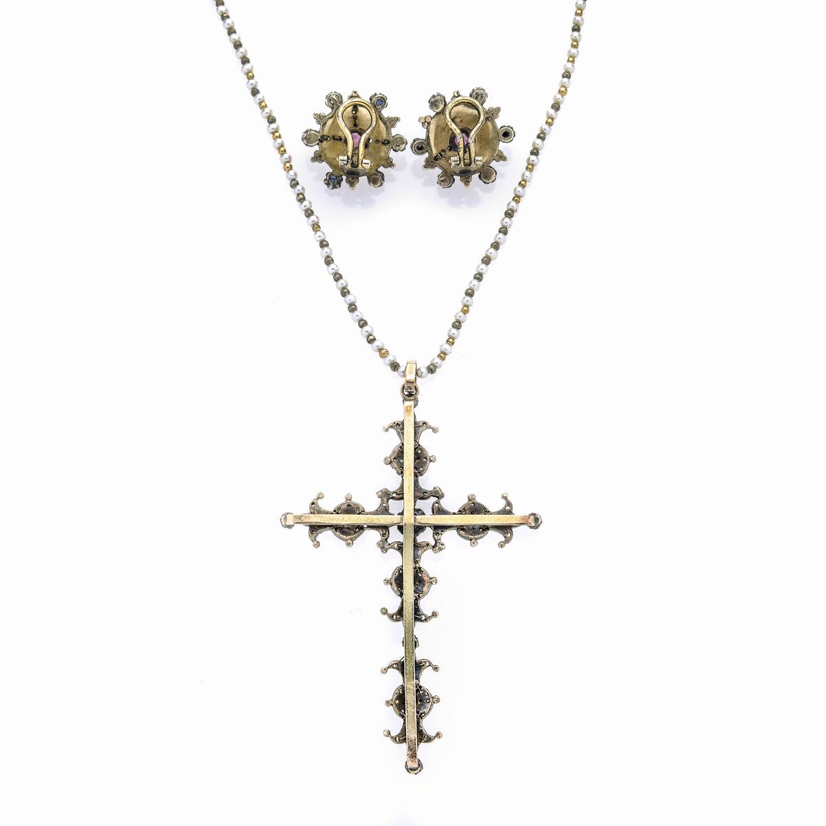 Collana e paio di orecchini a clips in oro a basso titolo, microperle, rubini e zaffiri