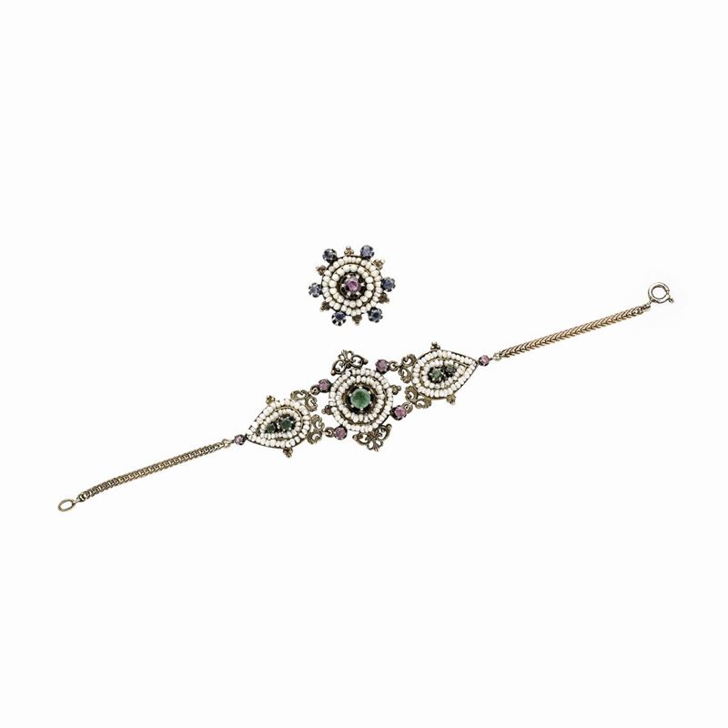 Bracciale e anello in oro a basso titolo, microperle, rubini, smeraldi e zaffiri