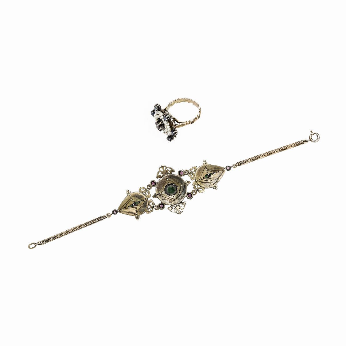 Bracciale e anello in oro a basso titolo, microperle, rubini, smeraldi e zaffiri