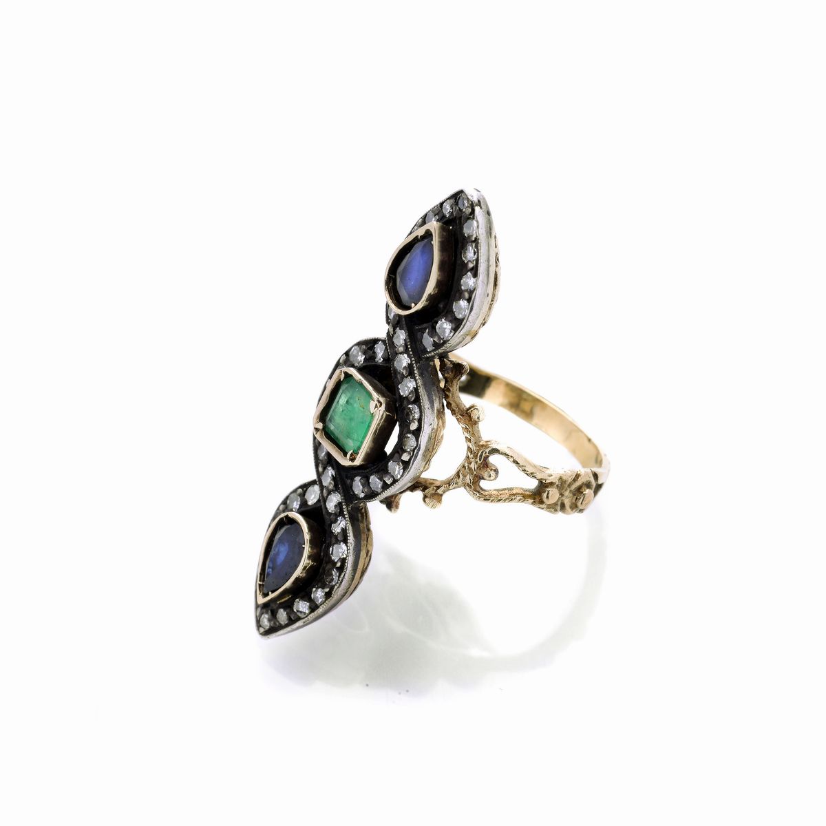 Anello a losanga in oro giallo, argento, diamanti, smeraldo e zaffiri
