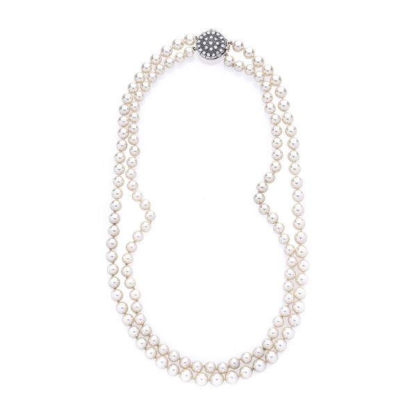 Necklace in pearls, low title gold, silver and diamonds