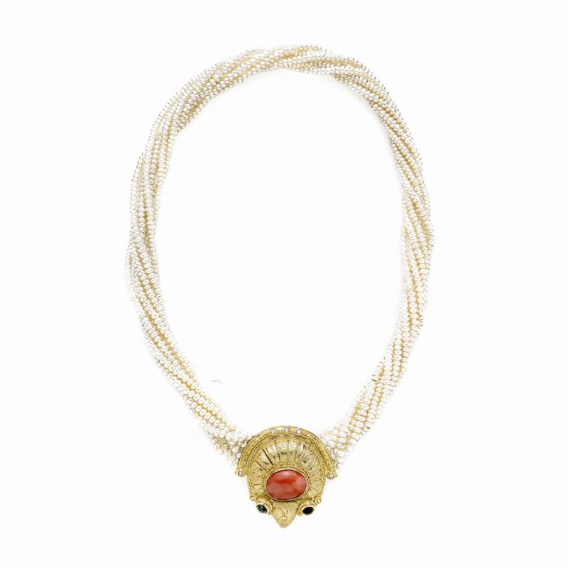 Collana in perle, oro giallo, diamanti, corallo e smeraldi