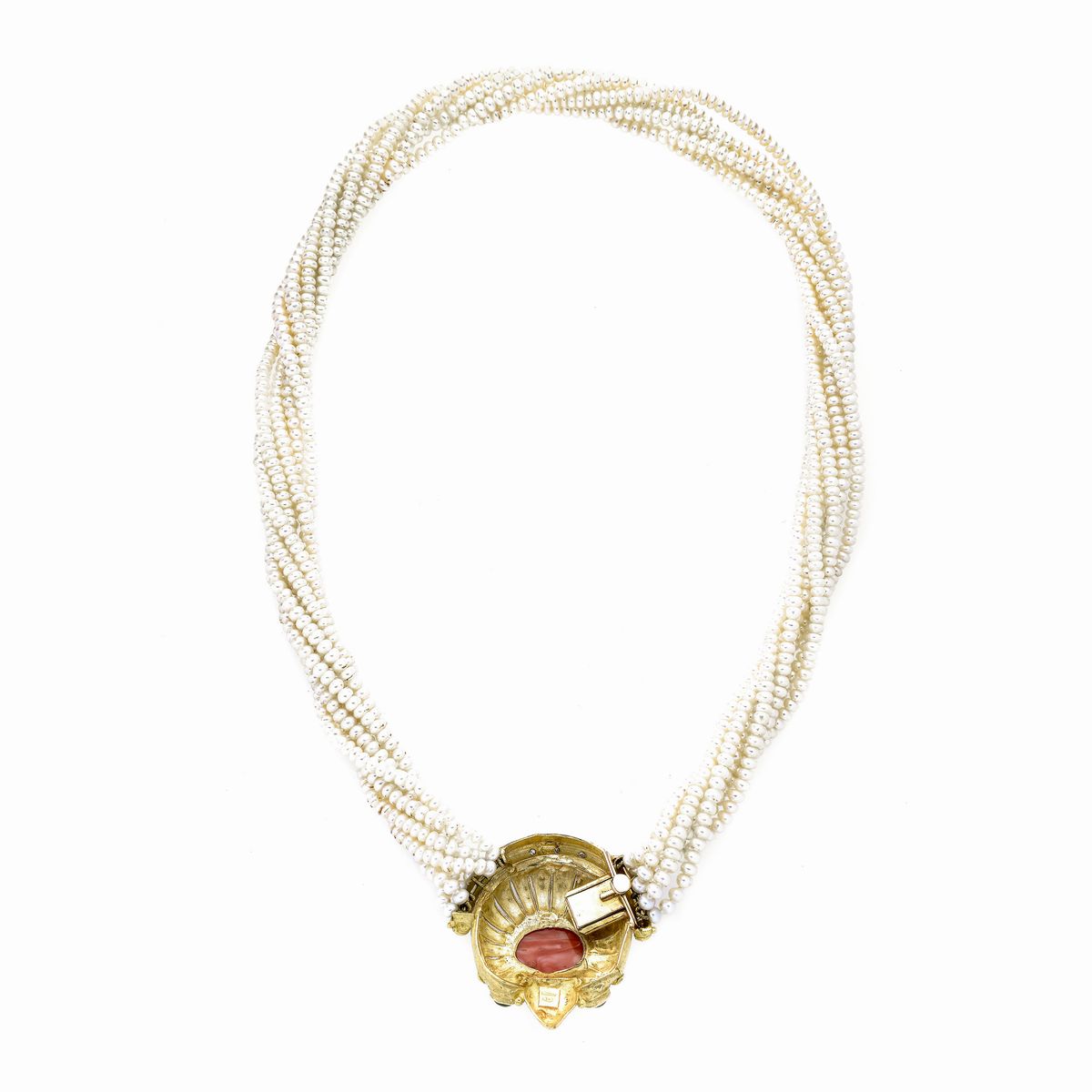 Collana in perle, oro giallo, diamanti, corallo e smeraldi