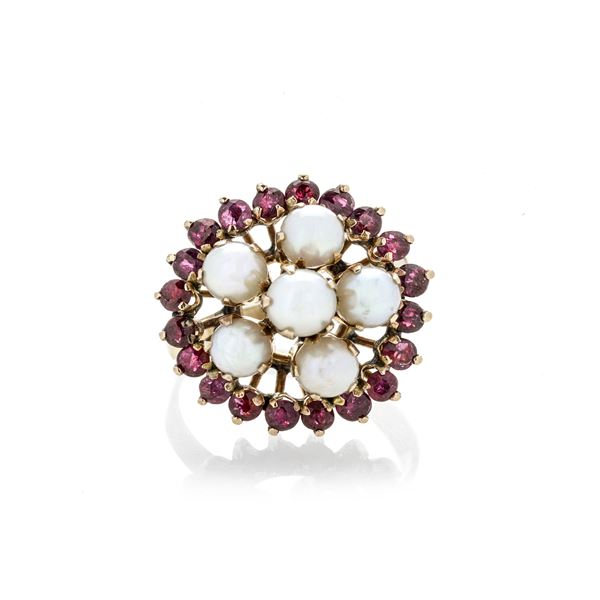 Ring in yellow gold, pearl and rubies