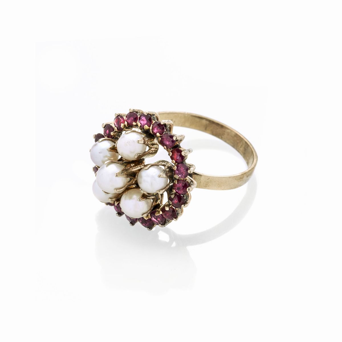 Anello in oro giallo, perle e rubini