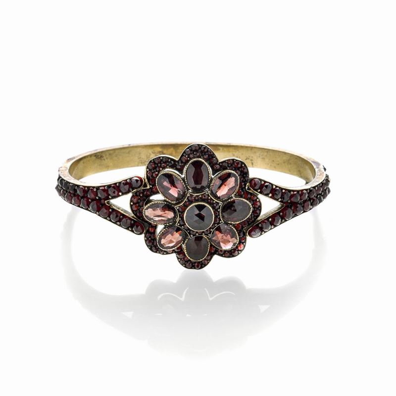 Bracciale in oro a basso titolo, granati e pietre rosse
