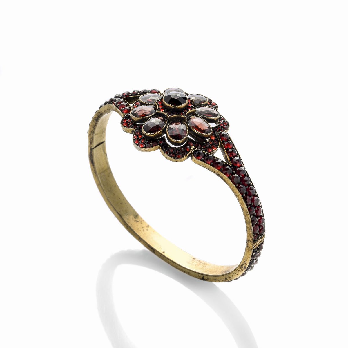 Bracciale in oro a basso titolo, granati e pietre rosse
