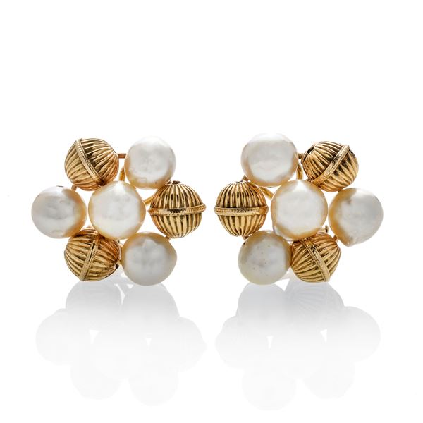 Pair of clips earrings in yellow gold, low title gold and pearls