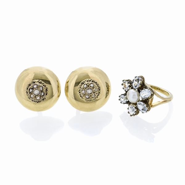 Pair of earrings in yellow gold and diamonds and ring in aquamarine and pearl