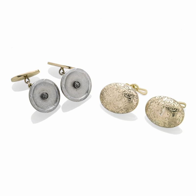 Paio di gemelli in platino, oro a basso titolo e diamanti ed un altro paio in oro inciso