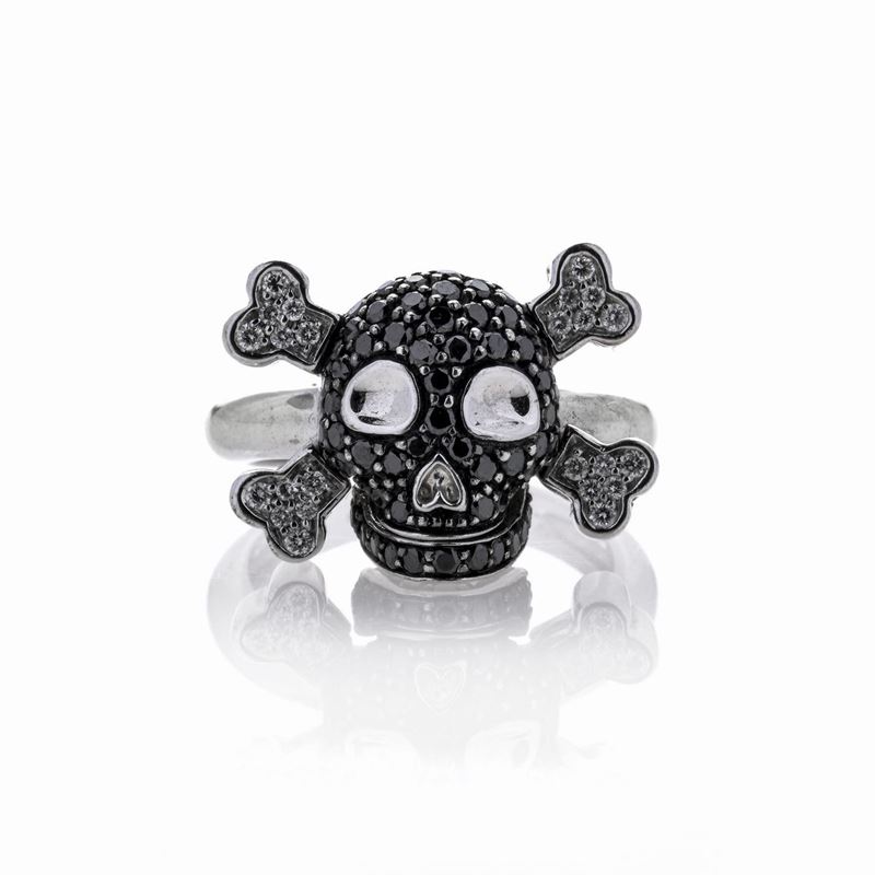 Anello teschio in oro bianco, oro brunito, diamanti e diamanti neri