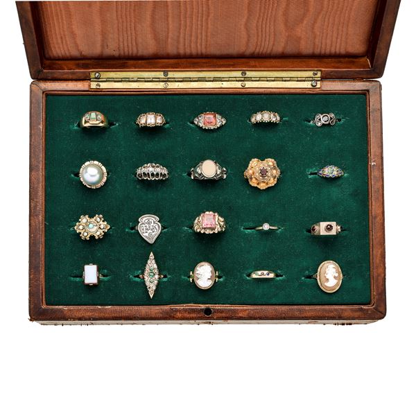 Collection of vintage rings in yellow gold, low title gold, silver, cammeo, diamonds, emeralds