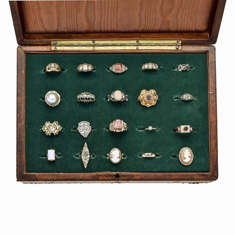 Collezione di anelli d'epoca in oro giallo, oro basso, argento, cammeo, diamanti, smeraldi, rubin...