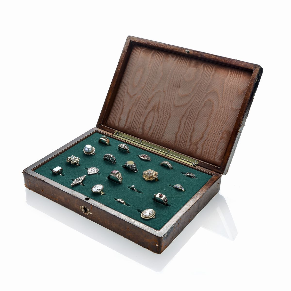 Collezione di anelli d'epoca in oro giallo, oro basso, argento, cammeo, diamanti, smeraldi, rubin...