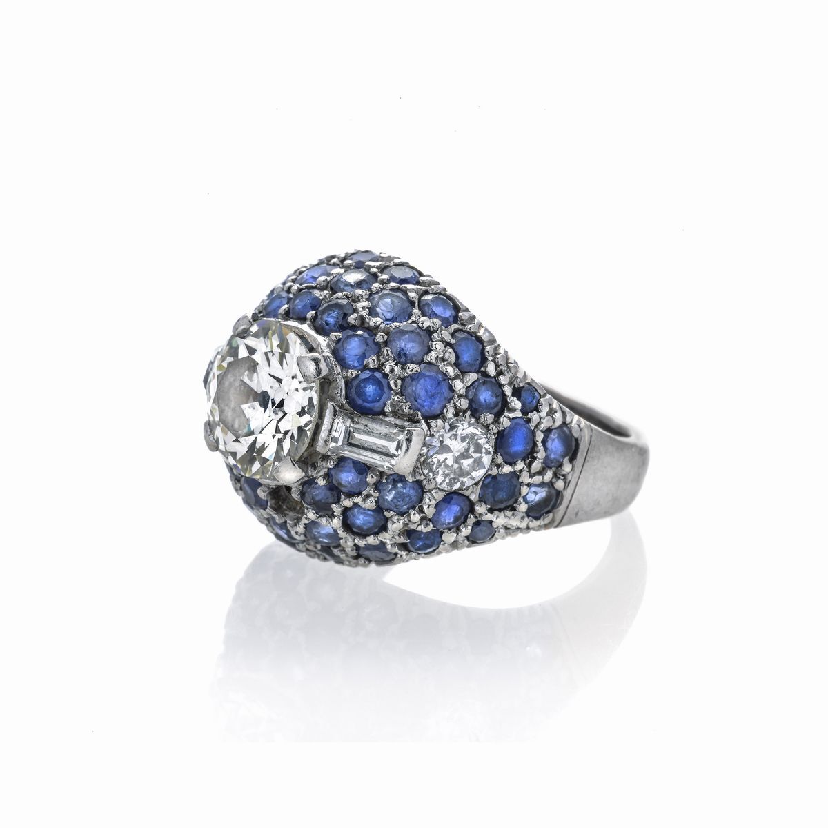 Anello in oro bianco, zaffiri e diamanti