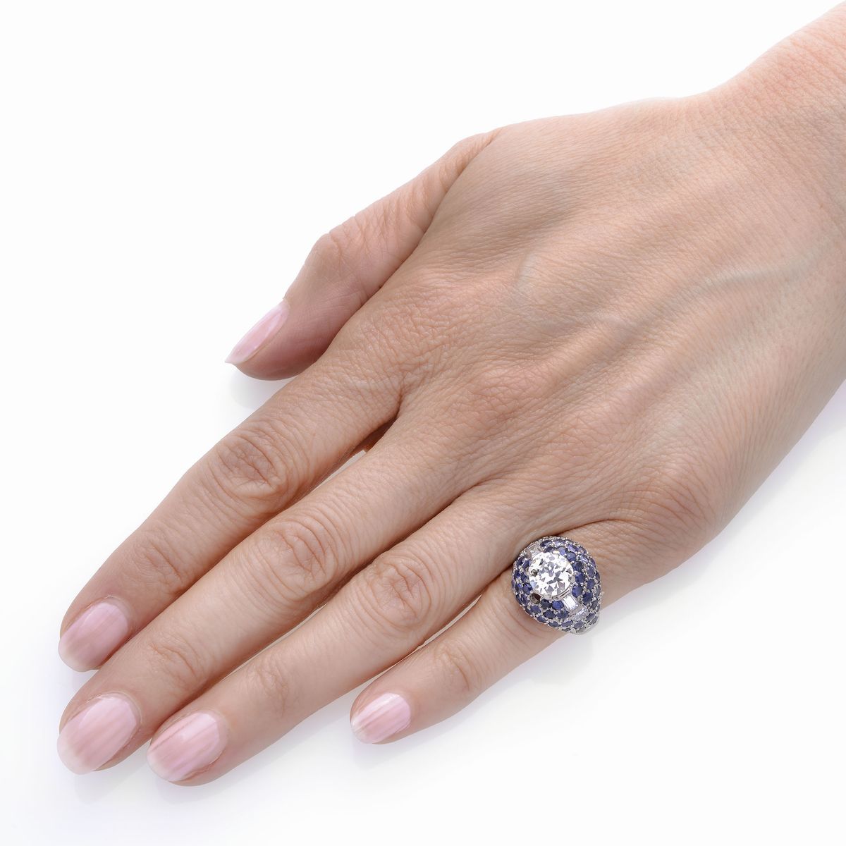 Anello in oro bianco, zaffiri e diamanti