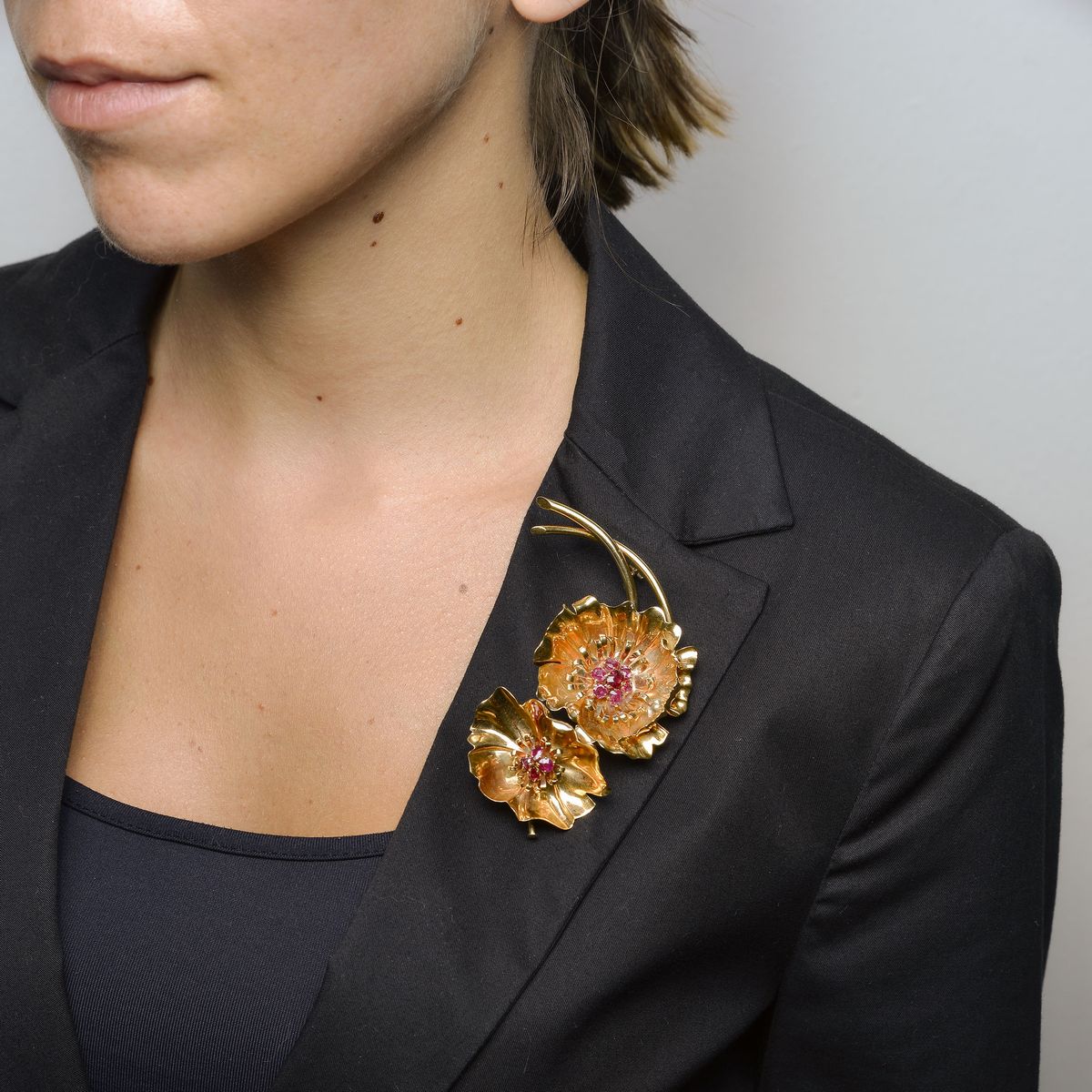 Importante spilla Anemone in oro giallo e rubini Van Cleef & Arpels