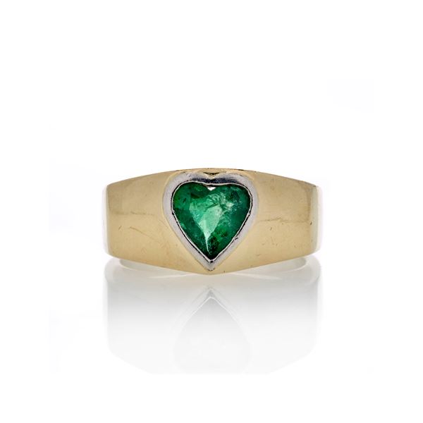 Band ring in yellow gold and emerald