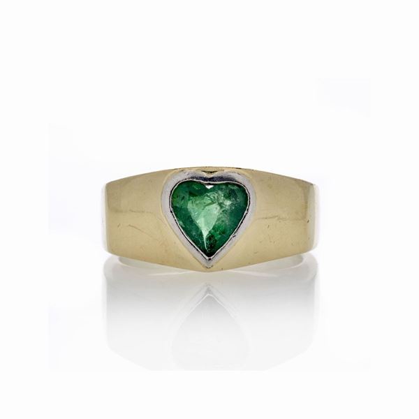 Anello a fascia in oro giallo e smeraldo