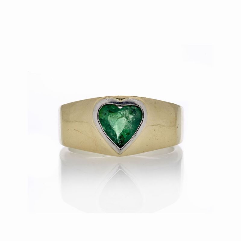 Anello a fascia in oro giallo e smeraldo