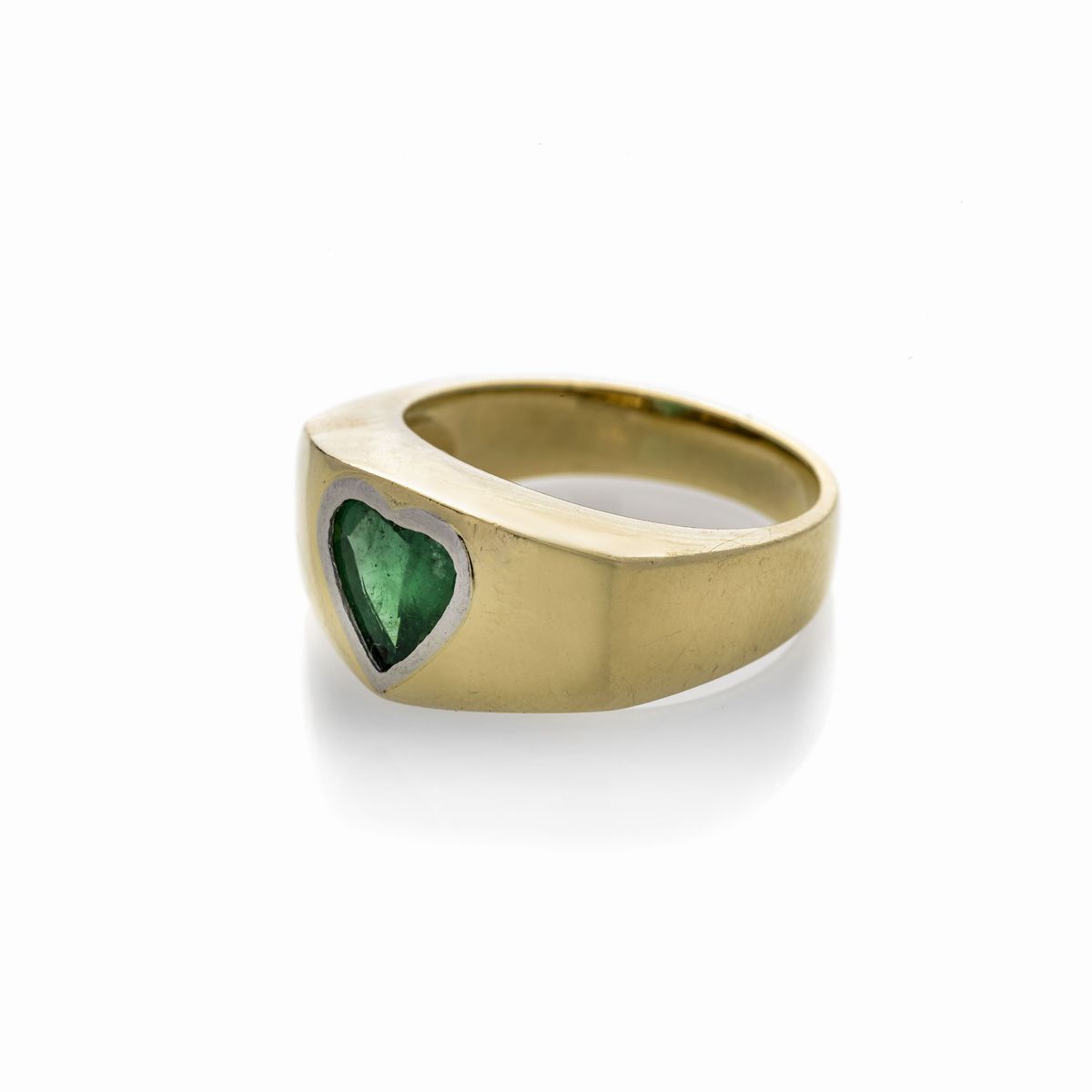 Anello a fascia in oro giallo e smeraldo