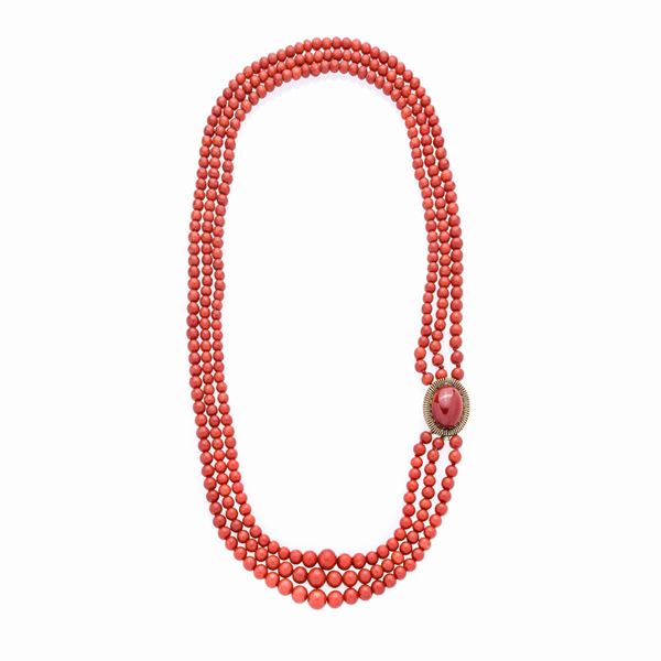 Three strand necklace in red coral and yellow gold