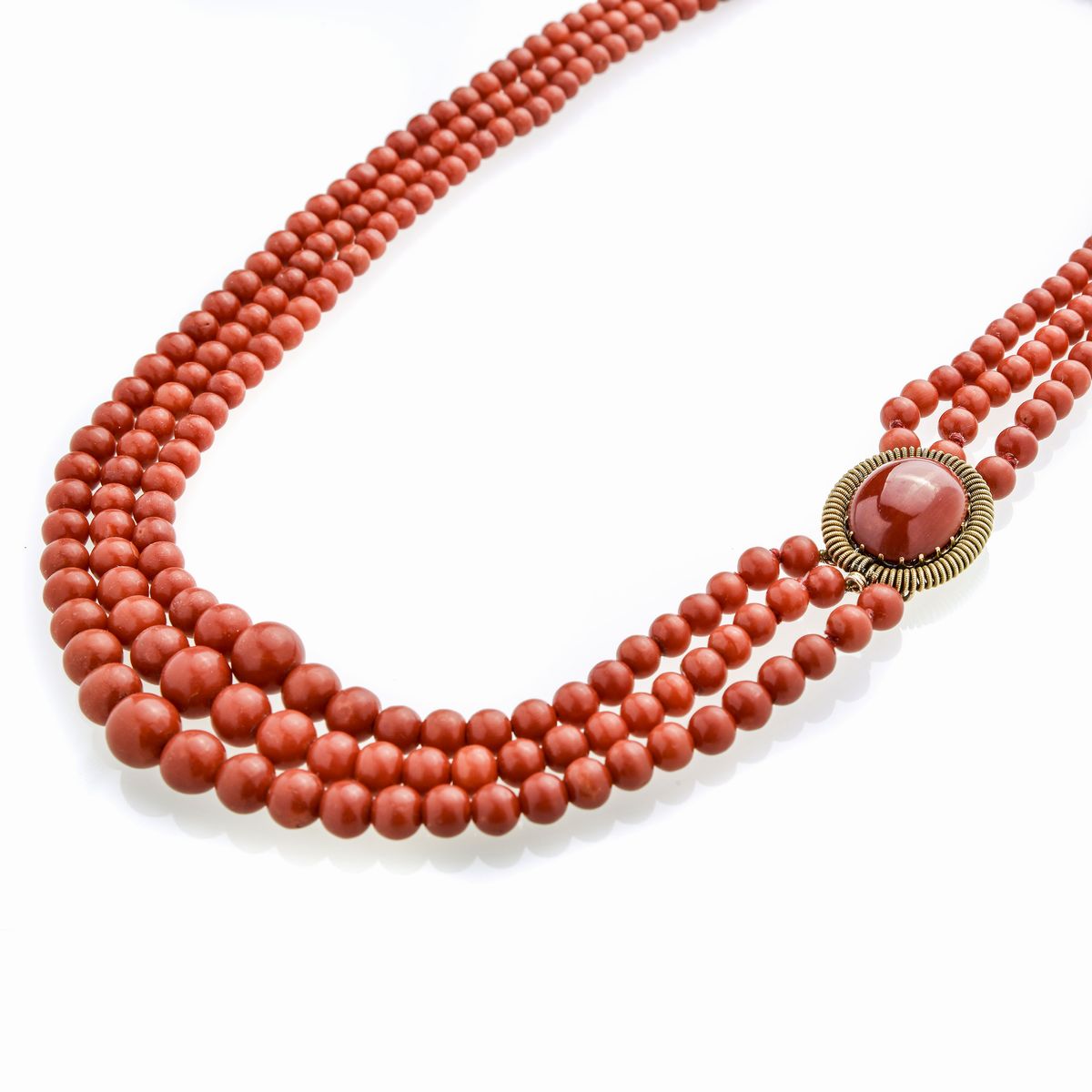 Collana tre fili in corallo rosso e oro giallo