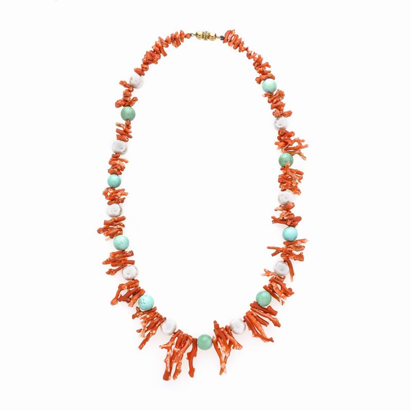 Collana in metallo dorato, corallo, pasta di turchese e perle coltivate