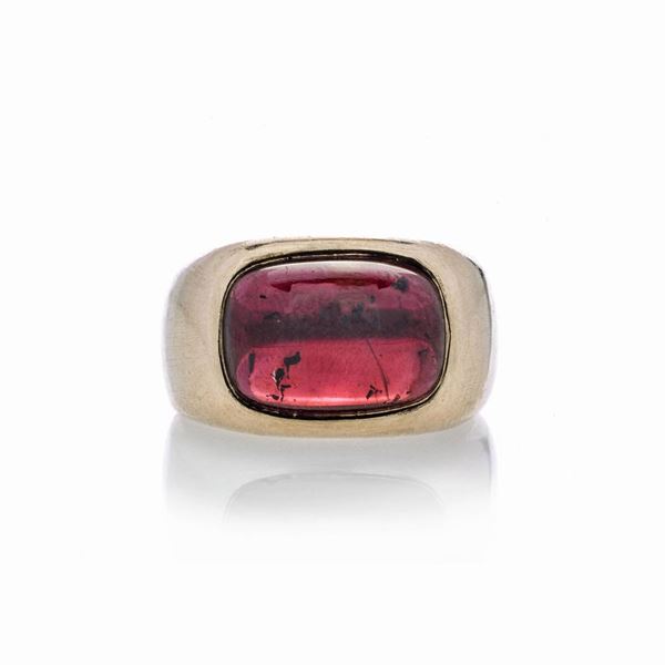 Anello in oro a 9kt e granato