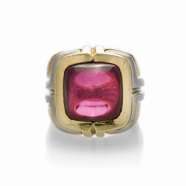Grande anello in oro giallo, oro bianco e pietra rossa