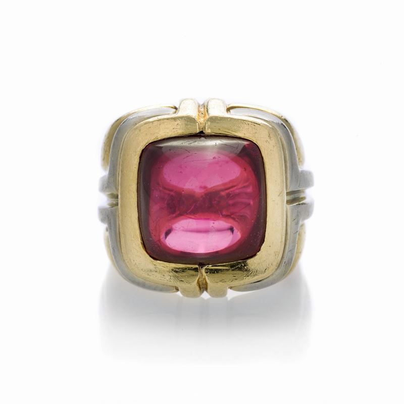 Grande anello in oro giallo, oro bianco e pietra rossa