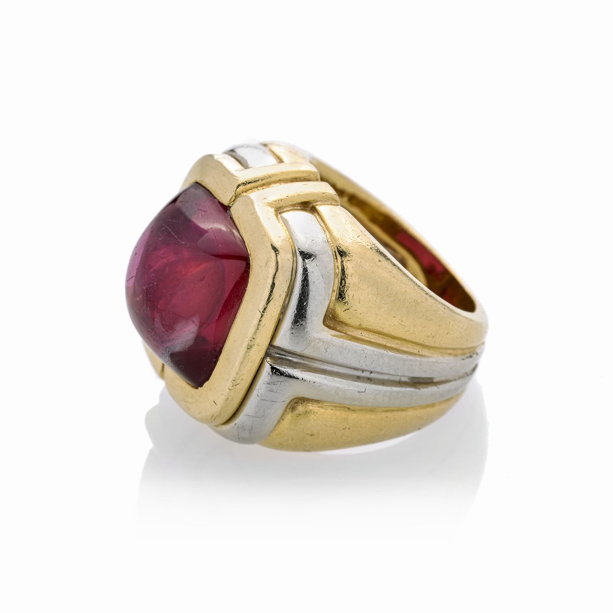 Grande anello in oro giallo, oro bianco e pietra rossa