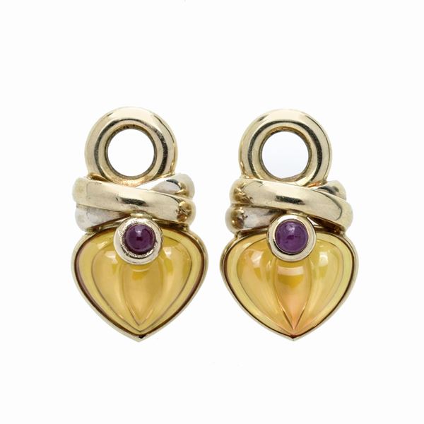 Pair of pendants in yellow gold, ruby and resin