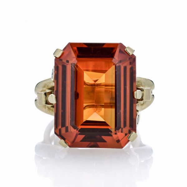 Anello in oro giallo, diamanti e grande pietra arancione