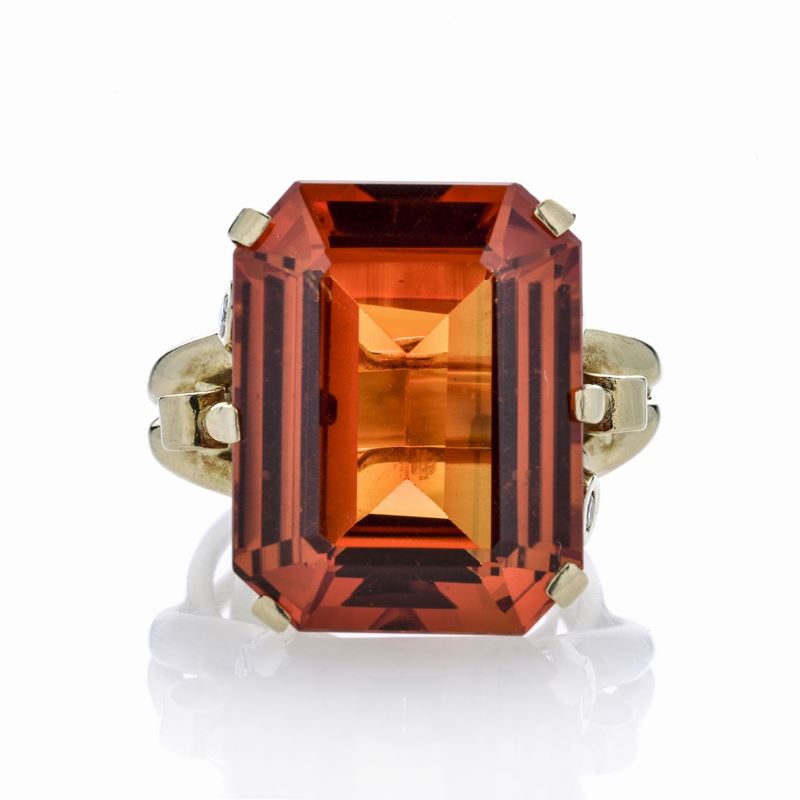 Anello in oro giallo, diamanti e grande pietra arancione