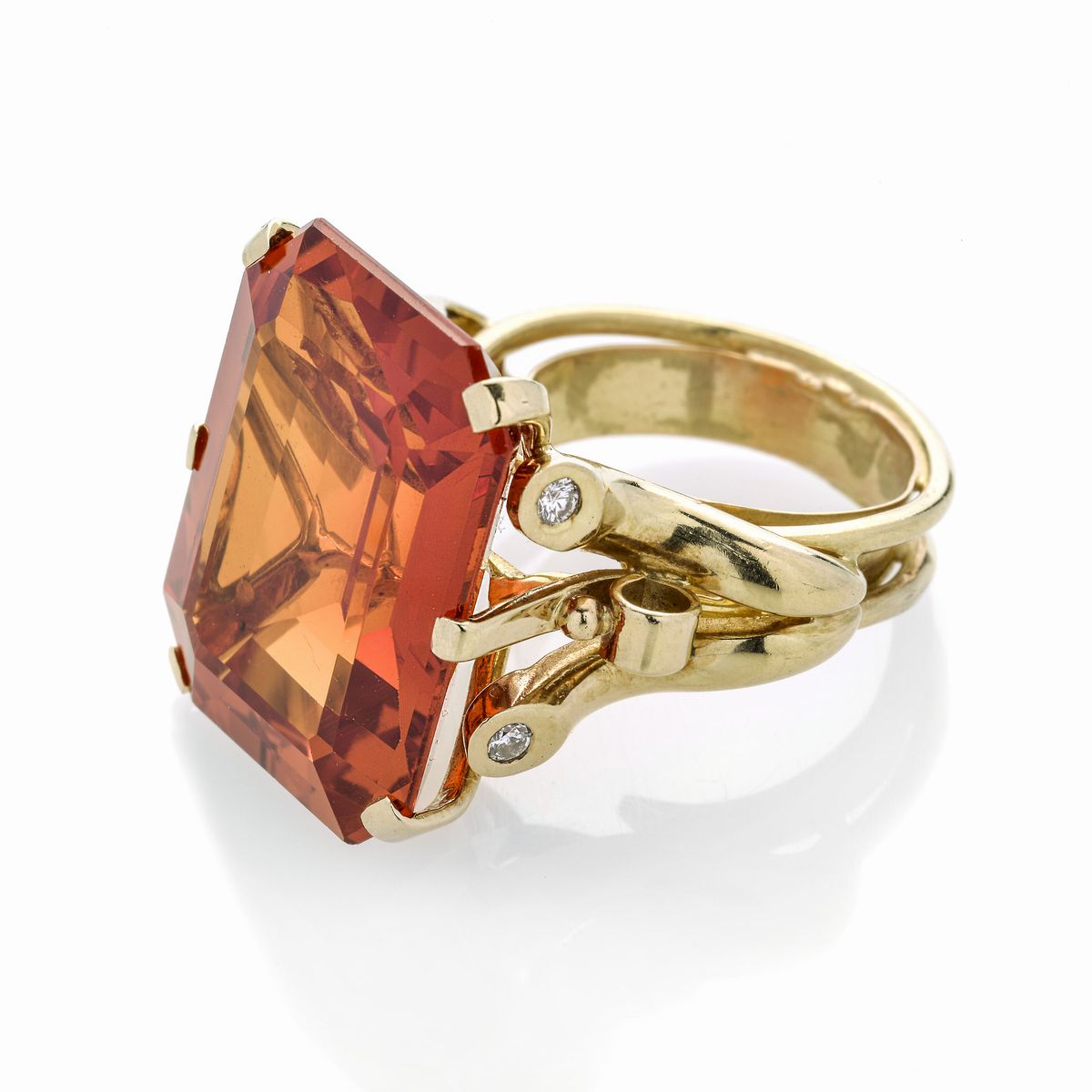 Anello in oro giallo, diamanti e grande pietra arancione