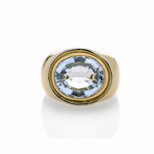 Anello in oro giallo, oro bianco e quarzo azzurro