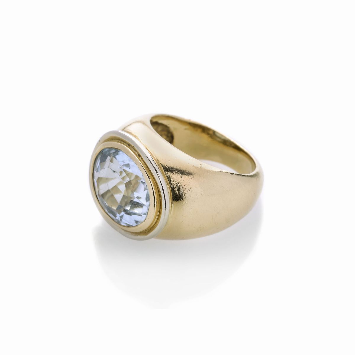 Anello in oro giallo, oro bianco e quarzo azzurro