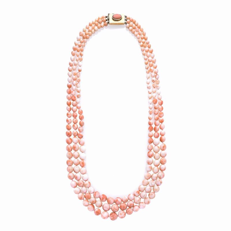 Collana a tre fili in conchiglia e oro giallo