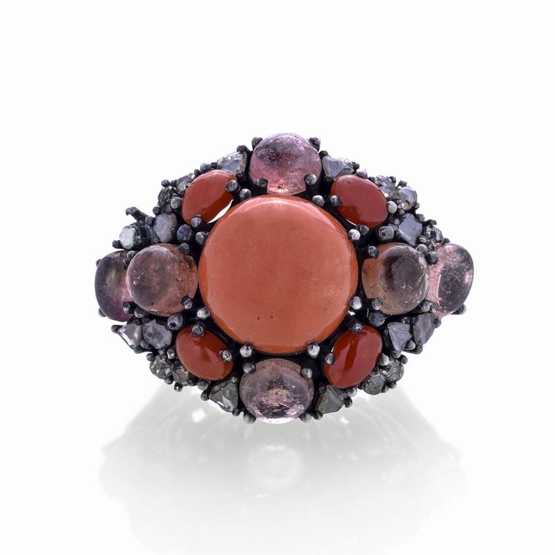 Grande anello in oro a basso titolo, argento, corallo rosso, quarzo rosa e diamanti