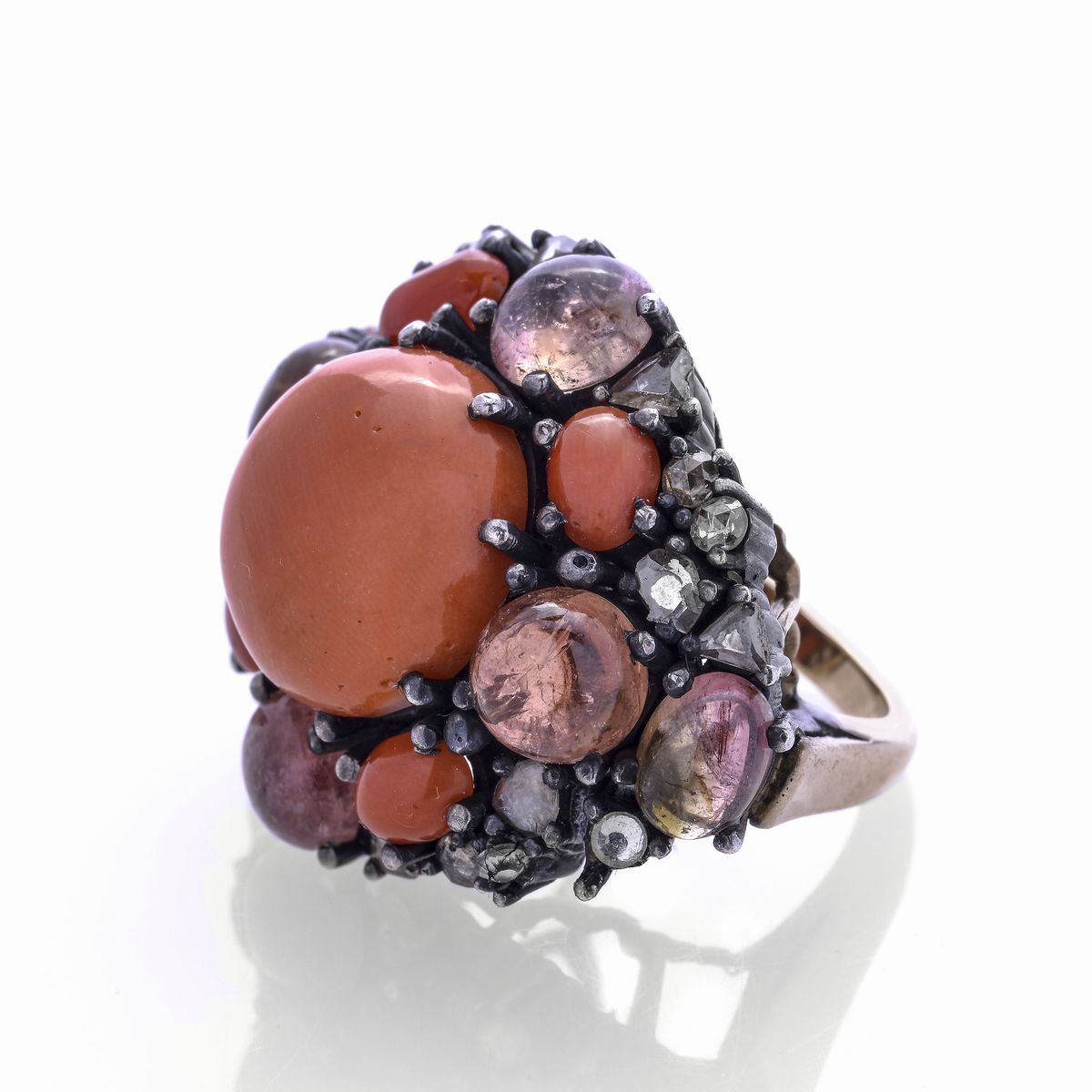Grande anello in oro a basso titolo, argento, corallo rosso, quarzo rosa e diamanti