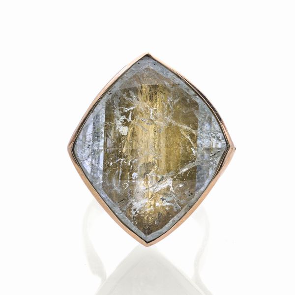 Grande anello in oro giallo e quarzo azzurro