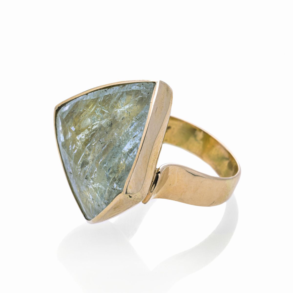 Grande anello in oro giallo e quarzo azzurro