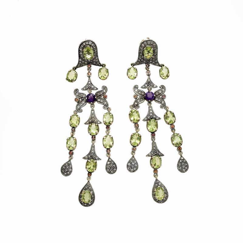 Lunghi orecchini pendenti in oro basso, argento, diamanti, peridoti verdi e ametista