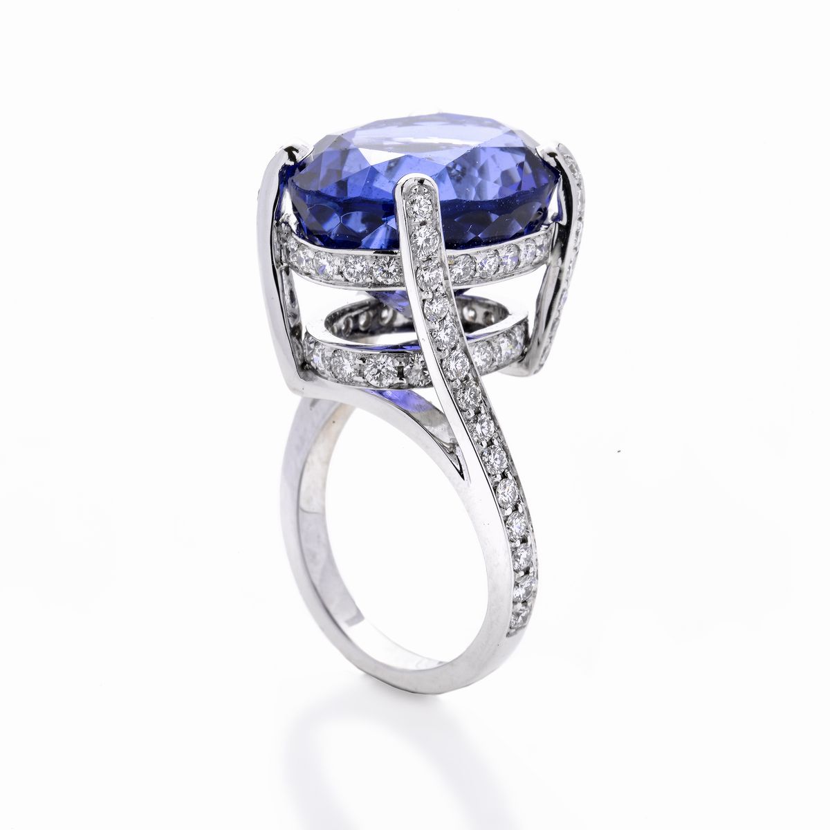 Importante anello in oro bianco, diamanti e tanzanite viola-blu