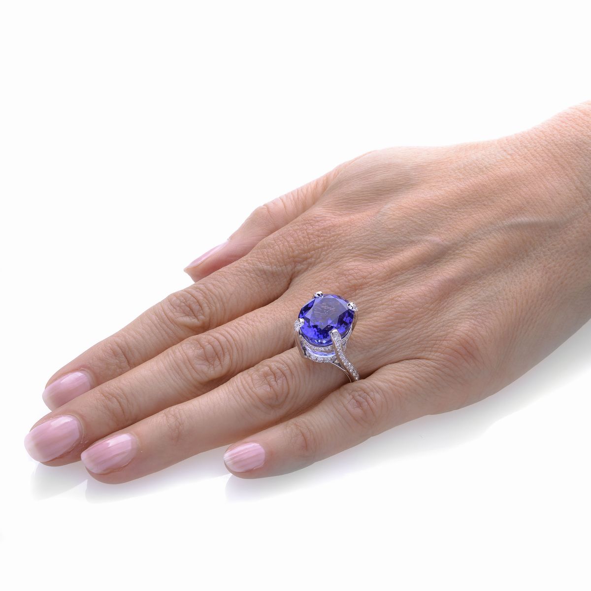 Importante anello in oro bianco, diamanti e tanzanite viola-blu