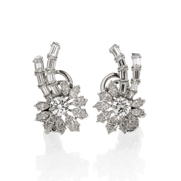 Pair of earrings in platinum and diamonds