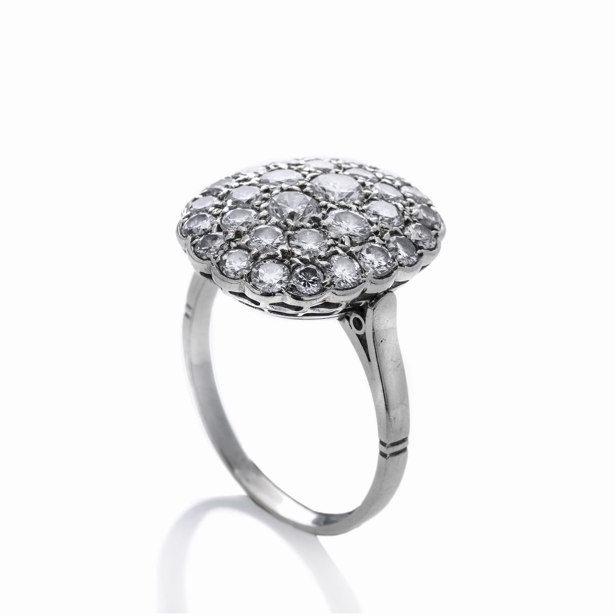 Anello a scudo in oro bianco e diamanti
