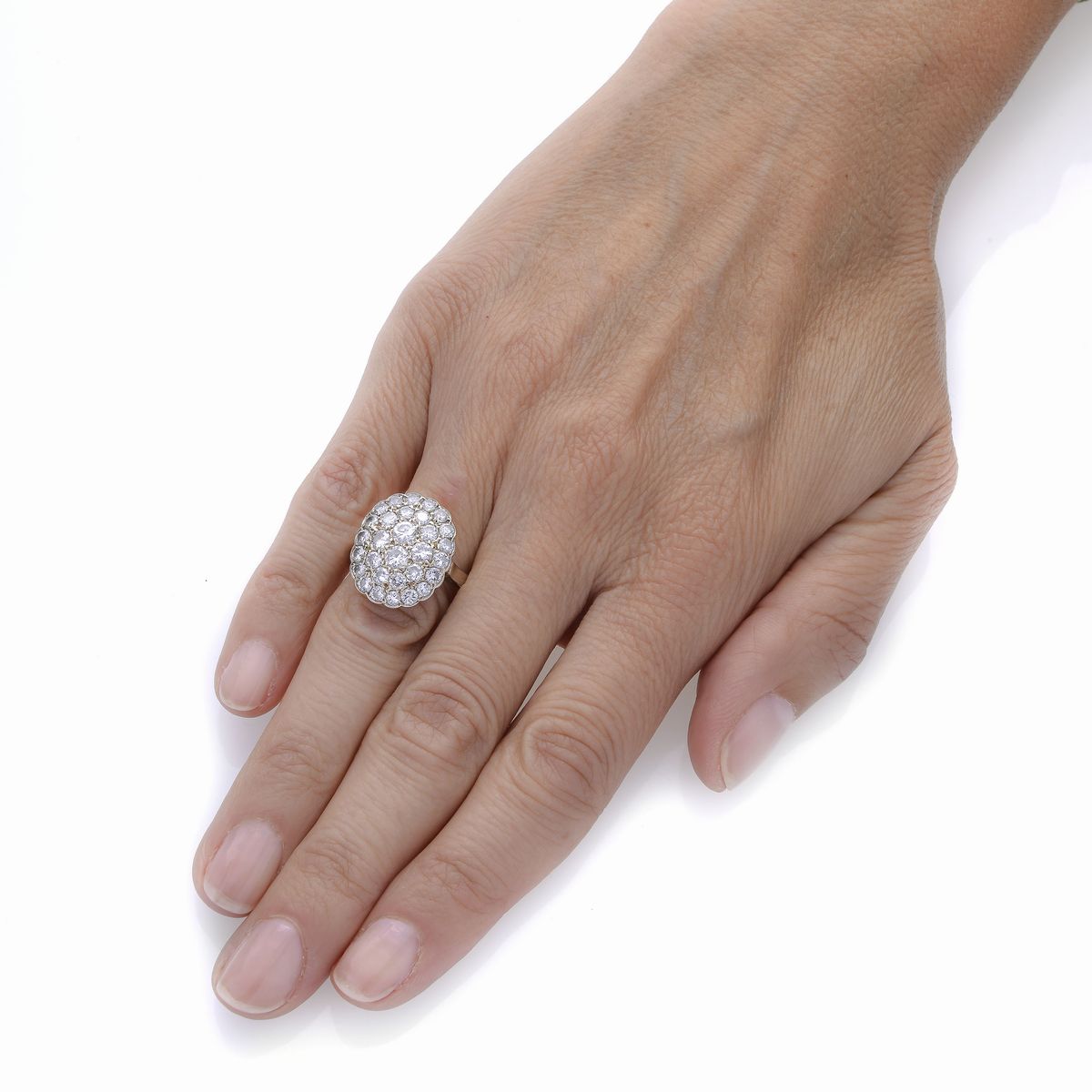 Anello a scudo in oro bianco e diamanti